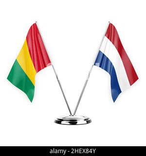 Zwei Tischfahnen isoliert auf weißem Hintergrund 3D Illustration, Guinea und niederlande Stockfoto