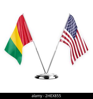 Zwei Tischfahnen isoliert auf weißem Hintergrund 3D Illustration, Guinea und usa Stockfoto