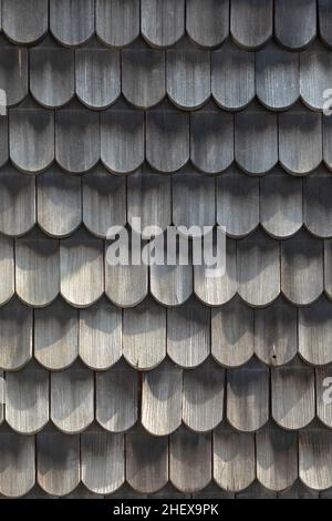 Holzdach - alte traditionelle Methode für die Bedachung - Dachschindeln und Shakes sind bekannt für ihre Dämmeigenschaften Stockfoto