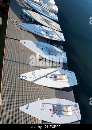 WA21079-00...WASHINGTON - kleine Segelboote warten darauf, in der Marina am West Sound auf Orcas Island gemietet zu werden. Stockfoto