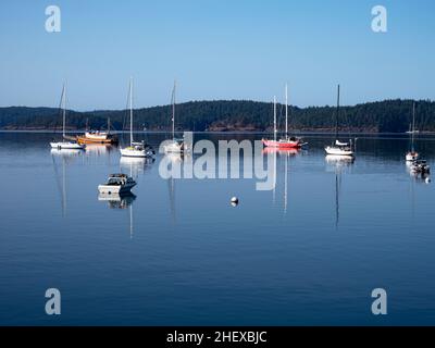 WA21087-00...WASHINGTON -Boote liegen in den ruhigen Gewässern des West Sound auf Orcas Island. Stockfoto