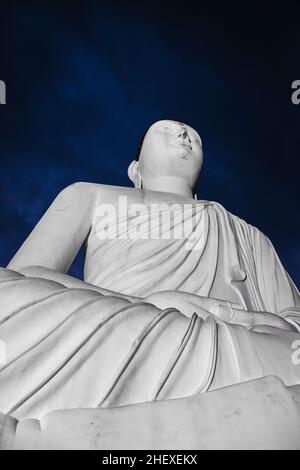 White Buddha Statue Korathota Raja Maha Viharaya, es ist ein buddhistischer Tempel in Korathota, in der Nähe von Kaduwela, im Bezirk Colombo Stockfoto