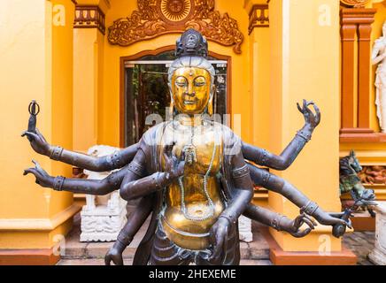 Alte Statue von Guanyin, Guan Yin oder Kuan Yin. Es ist der buddhistische Bodhisattva, der mit Mitgefühl verbunden ist Stockfoto