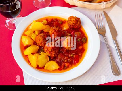 Spanische Fleischbällchen Albondigas in Tomatensauce mit Kartoffeln Stockfoto
