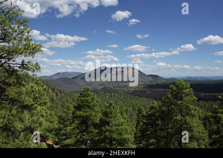 Blick auf den Vulkan Sunset Crater und den Bonito Lava Flow vom O'Leary Peak Trail, nördlich von Flagstaff, AZ, USA Stockfoto