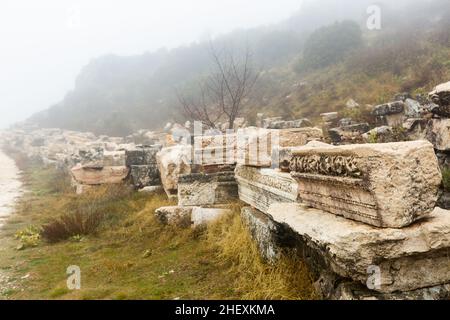 Alte architektonische Fragmente auf der archäologischen Stätte von Sagalassos Stockfoto