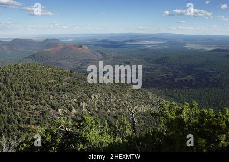 Luftaufnahme des Vulkans des Sunset Crater-Schlackenkegels und des Bonito Lava-Flusses vom O'Leary Peak, nördlich von Flagstaff, AZ, USA Stockfoto