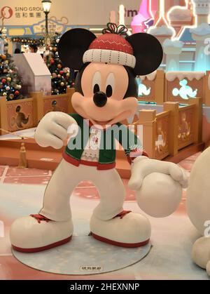 Mickey hält einen Schneeball in einer Einkaufspassage Stockfoto