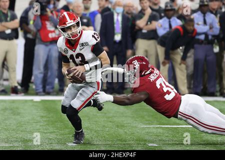 10. Januar 2022: Georgia Bulldogs Quarterback Stetson Bennett (13) vermeidet einen Sack von Alabama Crimson Tide-Linienrichter will Anderson Jr. (31) beim NCAA College Football Playoff National Championship-Spiel zwischen den Georgia Bulldogs und der Alabama Crimson Tide im Lucas Oil Stadium in Indianapolis, IN. Darren Lee/CSM Stockfoto