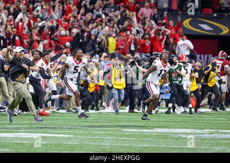 Indianapolis, IN, USA. 10th Januar 2022. Die Georgia Bulldogs feiern beim NCAA College Football Playoff National Championship-Spiel zwischen den Georgia Bulldogs und der Alabama Crimson Tide im Lucas Oil Stadium in Indianapolis, IN. Darren Lee/CSM/Alamy Live News Stockfoto