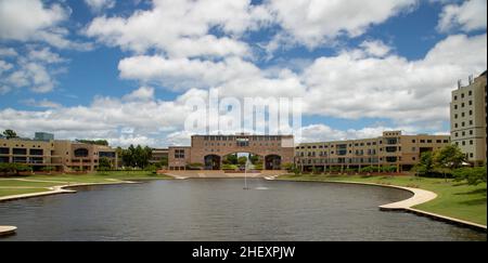 Bond University – Bogengebäude und Wasseranlage Stockfoto