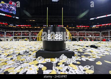 Indianapolis, IN, USA. 10th Januar 2022. Die leere Trophäe steht beim NCAA College Football Playoff National Championship-Spiel zwischen den Georgia Bulldogs und der Alabama Crimson Tide im Lucas Oil Stadium in Indianapolis, IN. Darren Lee/CSM/Alamy Live News Stockfoto