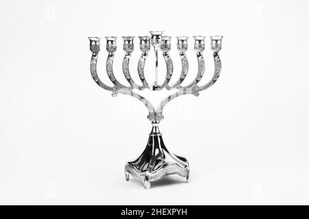 Silberne Hanukkah Menorah auf weißem Hintergrund Stockfoto