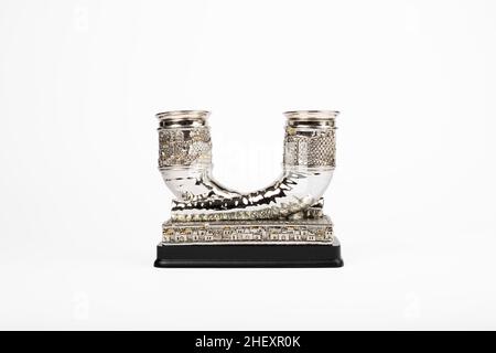 Silber zwei jüdische Hörner auf einem Ständer auf weißem Hintergrund Stockfoto