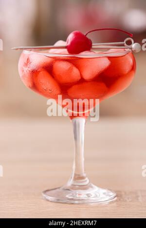 Glas vereisten Manhattan-Cocktails auf dem Tisch, Nahaufnahme Stockfoto