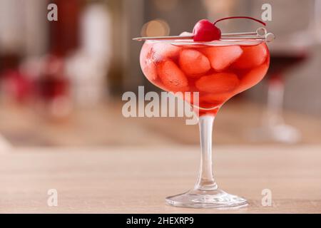 Glas vereisten Manhattan-Cocktails auf dem Tisch, Nahaufnahme Stockfoto