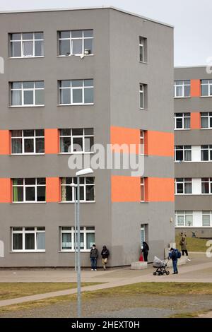 Halberstadt, Deutschland. 10th Januar 2022. Ansicht von Wohnblöcken auf dem Gelände der zentralen Anlaufstelle für Asylsuchende (ZAST). Das ZAST ist in einer ehemaligen NVA-Kaserne untergebracht, in der früher die DDR-Grenztruppen ausgebildet wurden. Quelle: Matthias Bein/dpa-Zentralbild/dpa/Alamy Live News Stockfoto