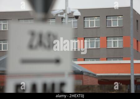 Halberstadt, Deutschland. 10th Januar 2022. Ansicht von Wohnblöcken auf dem Gelände der zentralen Anlaufstelle für Asylsuchende (ZAST). Das ZAST ist in einer ehemaligen NVA-Kaserne untergebracht, in der früher die DDR-Grenztruppen ausgebildet wurden. Quelle: Matthias Bein/dpa-Zentralbild/dpa/Alamy Live News Stockfoto