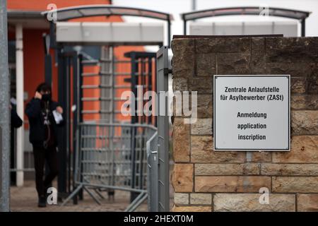 Halberstadt, Deutschland. 10th Januar 2022. Im Eingangsbereich der zentralen Anlaufstelle für Asylsuchende (ZAST) hängt ein Schild. Das ZAST ist in einer ehemaligen NVA-Kaserne untergebracht, in der früher die DDR-Grenztruppen ausgebildet wurden. Quelle: Matthias Bein/dpa-Zentralbild/dpa/Alamy Live News Stockfoto