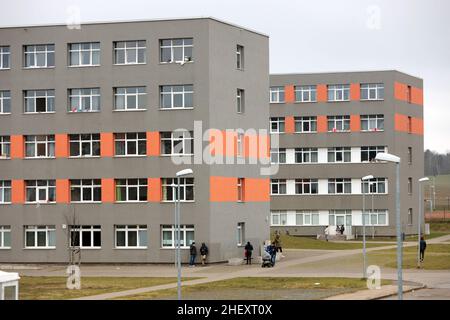 Halberstadt, Deutschland. 10th Januar 2022. Ansicht von Wohnblöcken auf dem Gelände der zentralen Anlaufstelle für Asylsuchende (ZAST). Das ZAST ist in einer ehemaligen NVA-Kaserne untergebracht, in der früher die DDR-Grenztruppen ausgebildet wurden. Quelle: Matthias Bein/dpa-Zentralbild/dpa/Alamy Live News Stockfoto