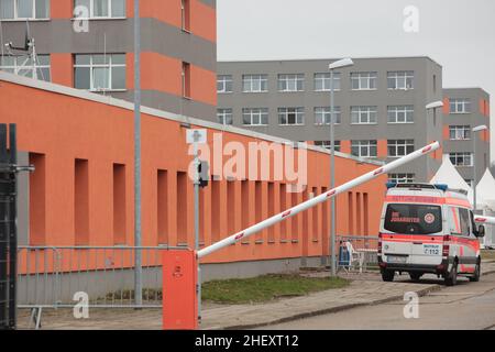 Halberstadt, Deutschland. 10th Januar 2022. Blick auf das Gelände der Zentralen Kontaktstelle für Asylsuchende (ZAST). Das ZAST ist in einer ehemaligen NVA-Kaserne untergebracht, in der früher die DDR-Grenztruppen ausgebildet wurden. Quelle: Matthias Bein/dpa-Zentralbild/dpa/Alamy Live News Stockfoto