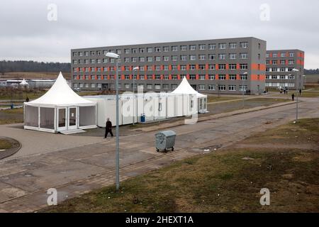 Halberstadt, Deutschland. 10th Januar 2022. Übersicht über die Gründe der Zentralen Kontaktstelle für Asylsuchende (ZAST). Das ZAST ist in einer ehemaligen NVA-Kaserne untergebracht, in der früher die DDR-Grenztruppen ausgebildet wurden. Quelle: Matthias Bein/dpa-Zentralbild/dpa/Alamy Live News Stockfoto