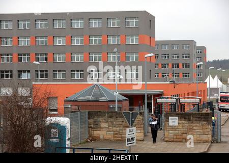 Halberstadt, Deutschland. 10th Januar 2022. Überblick über den Eingangsbereich der zentralen Anlaufstelle für Asylsuchende (ZAST). Das ZAST ist in einer ehemaligen NVA-Kaserne untergebracht, in der früher die DDR-Grenztruppen ausgebildet wurden. Quelle: Matthias Bein/dpa-Zentralbild/dpa/Alamy Live News Stockfoto