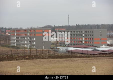 Halberstadt, Deutschland. 10th Januar 2022. Ansicht von Wohnblöcken auf dem Gelände der zentralen Anlaufstelle für Asylsuchende (ZAST). Das ZAST ist in einer ehemaligen NVA-Kaserne untergebracht, in der früher die DDR-Grenztruppen ausgebildet wurden. Quelle: Matthias Bein/dpa-Zentralbild/dpa/Alamy Live News Stockfoto