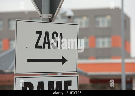 Halberstadt, Deutschland. 10th Januar 2022. Ansicht von Wohnblöcken auf dem Gelände der zentralen Anlaufstelle für Asylsuchende (ZAST). Das ZAST ist in einer ehemaligen NVA-Kaserne untergebracht, in der früher die DDR-Grenztruppen ausgebildet wurden. Quelle: Matthias Bein/dpa-Zentralbild/dpa/Alamy Live News Stockfoto