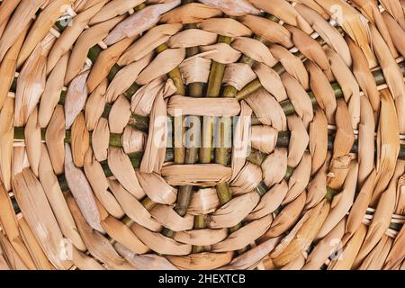 Korbpaneel aus Schilf und Ästen aus nächster Nähe Stockfoto