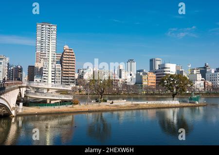 Osaka, Japan - Jan 03 2022- Okawa River (Kyu-Yodo River) Blick von der Tenjin Bridge (Tenjinbashi) in Nakanoshima, Kita-ku, Osaka, Japan. Stockfoto