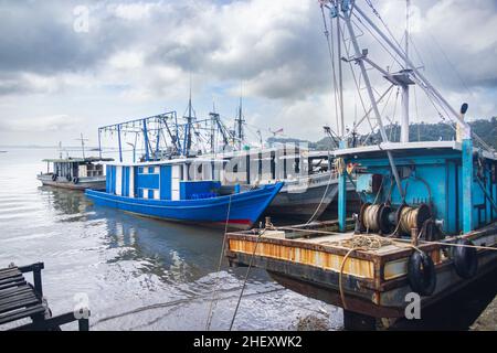 Sandakan, Malaysia - 06. Januar 2022: Fischerdorf in der Nähe des Zentrums von Sandakan, Borneo. Arme Hütten auf Stelzen über dem Küstenwasser am Ufer. Stockfoto