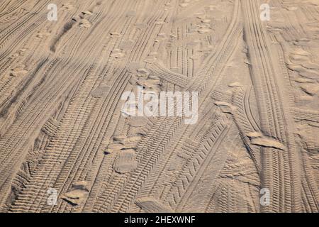 Reifenmarkierung im feinen Sand Stockfoto