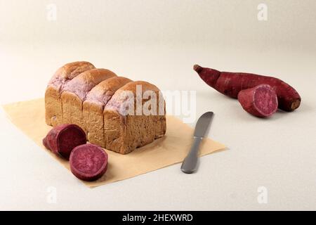 Laib Lila Süßkartoffel Japanische Shokupan, natürliche organische Farbe von Süßkartoffel. Brot aus Mehl, Hefe, Milch, Butter, Salz und Zucker Stockfoto