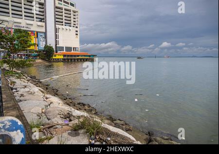 Sandakan, Malaysia - 6. Januar 2022: Der Hafen der Kleinstadt in borneo. Alte und heruntergekommenen Promenade mit großen Mengen an Plastikmüll auf der St. Stockfoto