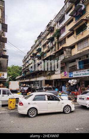 Sandakan, Malaysia - 06. Januar 2022: Stadtbild der Stadt Borneo. Heruntergekommene Häuser und alte malaysische Autos auf der Straße. Die zweitgrößte Stadt Sabah Stockfoto