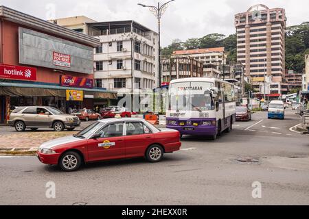 Sandakan, Malaysia - 05. Januar 2022: Altes Taxi in der Stadt Sandakan. Taxifahrt im Stadtverkehr. Öffentliche Verkehrsmittel in Sabah, Borneo. Vintage Taxi Stockfoto