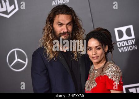 File Photo vom 13. November 2017 von Jason Momoa und Lisa Bonet bei der Premiere von Warner Bros. Picturs' 'Justice League' im Dolby Theater in Los Angeles, CA, USA. Jason Momoa und Lisa Bonet nennen es „beendet“. Momoa, 42, kündigte ihre Trennung in einer gemeinsamen Erklärung auf seinem Instagram-Mittwoch an. (Bonet, 54, hat keine sozialen Medien.) Foto von Lionel Hahn/ABACAPRESS.COM Stockfoto