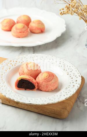 Mondkuchen mit roten Bohnen, tausendschichtige Spirale, Pastry-Stil, Mondkuchen gefüllt mit gesüßter roter Bohnenpaste. White Concept Bakery Stockfoto