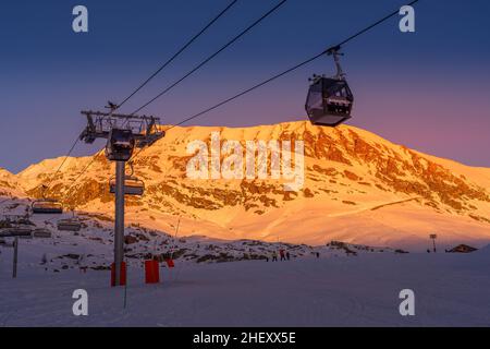 Skilift-Seilbahn auf alpinen Berg Winter Resort am Abend. Ski Sessellift Seilbahn mit Menschen. Typische französische Winterlandschaft. Hochwertige Fotos Stockfoto