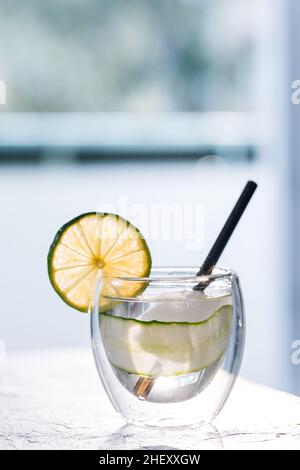 Mojito Cocktail aus Glas mit Limette, Eis und Minze serviert auf hellem Hintergrund Stockfoto