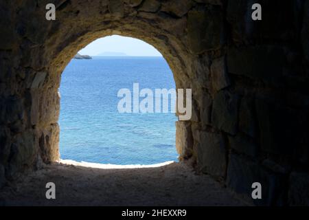 Blick vom Fenster auf die Burg Methoni am Meer, Peloponnes, Griechenland Stockfoto