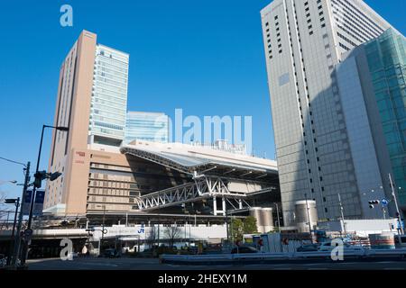 Osaka, Japan – Januar 03 2022 – Stadtbild in der Nähe des Bahnhofs Osaka in Kita-ku, Osaka, Japan. Stockfoto