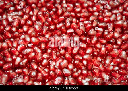 Nahaufnahme von frischen und reifen Granatapfelkernen. Textur von Granatapfelsäen als Hintergrund. Stockfoto