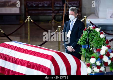 David Krone, ehemaliger Stabschef von Senator Harry Reid, zollt während der Kongresszeremonie dem ehemaligen Mehrheitsführer des Senats, Harry Reid, seinen Respekt, da er am Mittwoch, dem 12. Januar 2022, im US-amerikanischen Kapitol liegt. Foto von Bill Clark/Pool/ABACAPRESS.COM Stockfoto