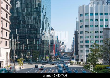 Osaka, Japan – Januar 03 2022 – Stadtbild in der Nähe des Bahnhofs Osaka in Kita-ku, Osaka, Japan. Stockfoto