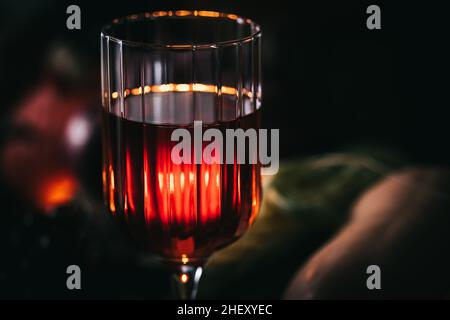 Ein Glas Roséwein oder Apfelwein im Weinglas in stimmungsvoller Herbststimmung. Herbstprätenzen Stockfoto