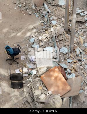 Platz mit Haufen von weggeworfenen Müll in der Nähe verlassenen Gebäude an sonnigen Tagen. Wrack und Ruinen des zerstörten Gebäudes in der Stadt. Stockfoto