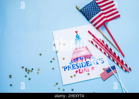 Nationale Feiertage Der Vereinigten Staaten. Amerikanische oder US-Flagge mit „HAPPY PRESIDENT'S DAY“-Text auf blauem Hintergrund, President Day-Konzept Stockfoto