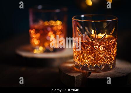 Zwei Gläser Whiskey in stimmungsvoller, dunkler Atmosphäre Stockfoto